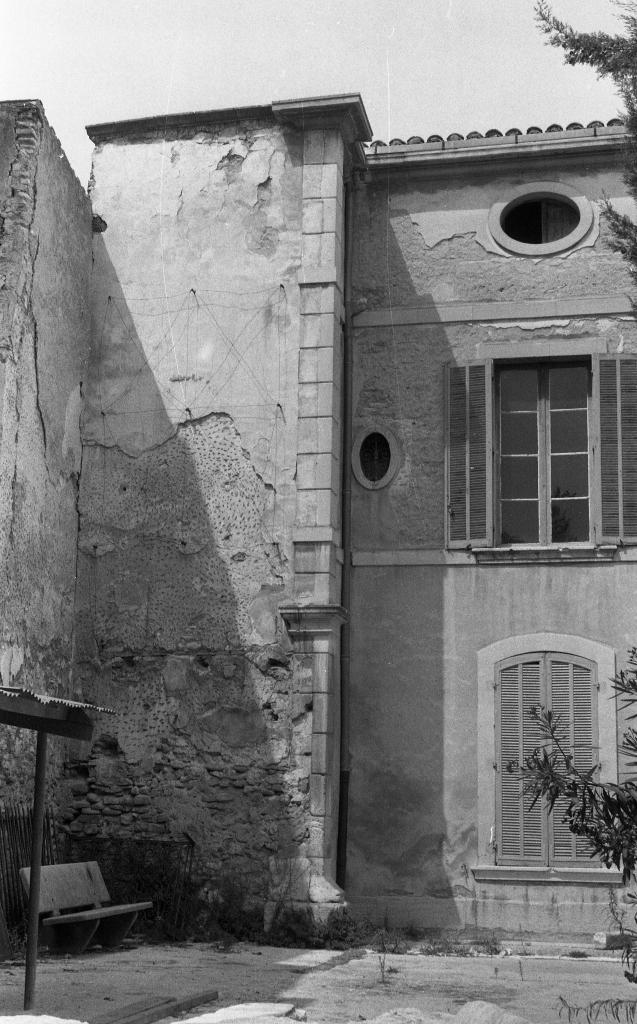 Maison puis orphelinat puis immeuble puis résidence Les cyprès