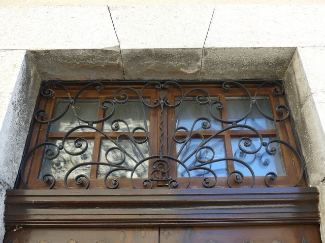Elévation nord, deuxième niveau. Porte du logis, imposte vitrée et grille en ferronnerie.