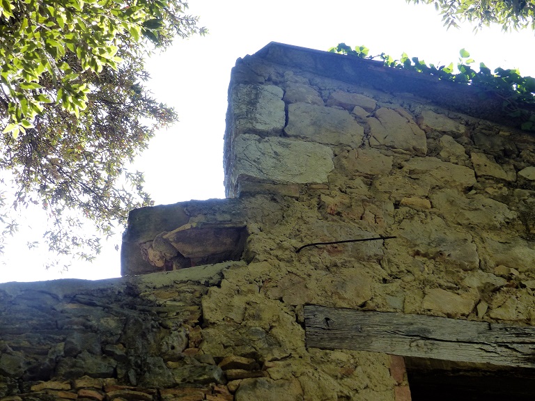 Bâtiment agricole. Elévation ouest, deuxième niveau. Trace de l'ancienne toiture couverte de tuiles creuses. 