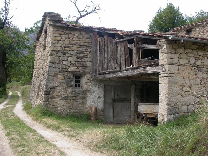 Le Revêt, hangar-porche de l'entrepôt principal.