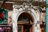 Maison Picco. La Condamine. 9, avenue Carnot. Porte d'entrée surmontée d'un décor sculpté portant le monogramme LP.
