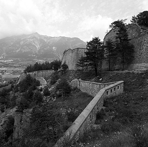 Front de la Durance. Mur crénelé du retranchement bas.