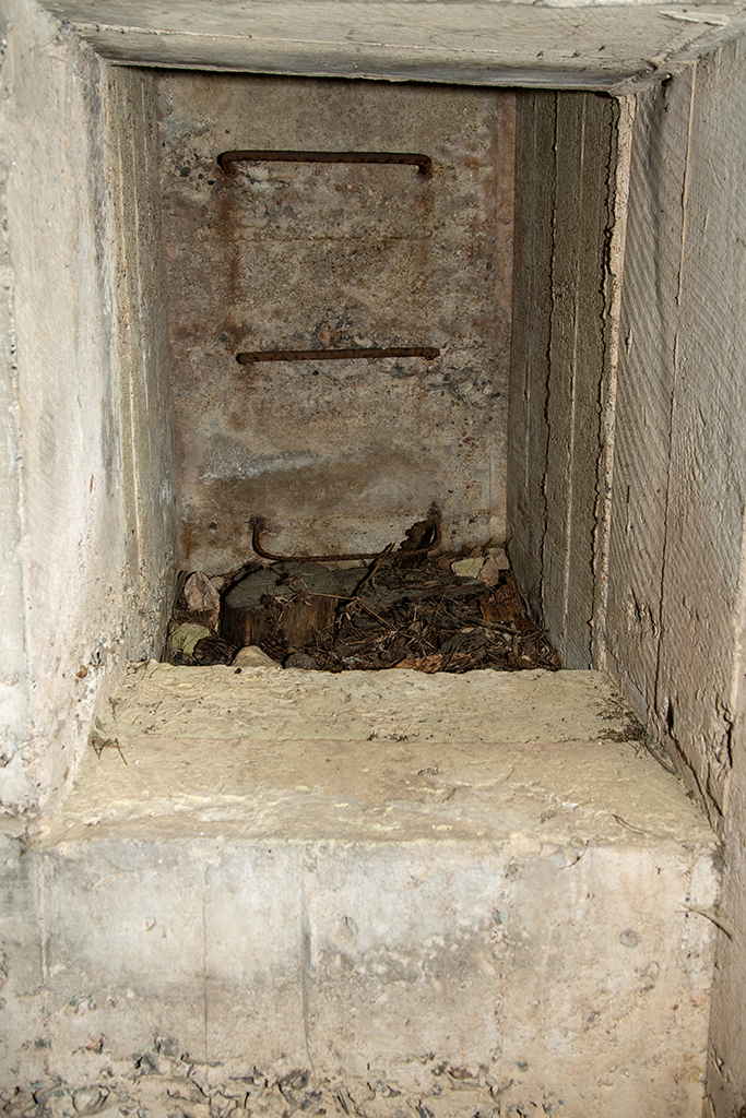 cuve n° 3 pour canon Krupp de 17 cm, intérieur d'un des 2 abris enterrés latéraux à la cuve, entrée de l'issue verticale secondaire en puits 