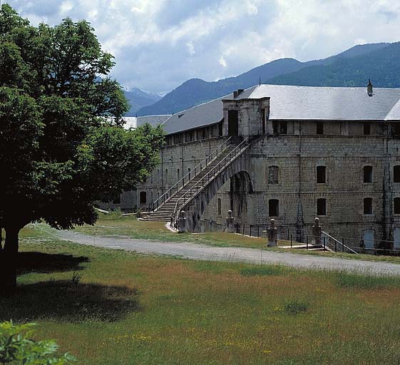 Vue de la partie centrale de la façade avec de l'arc-boutant.