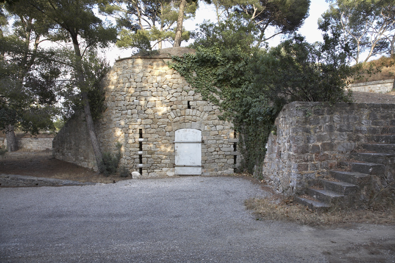 Façade du magasin à poudre entre le 1er et le 2e segment de batterie.