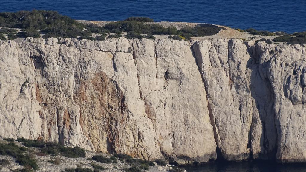 Vue générale de l'épaulement de la batterie de droite, sur la pointe escarpée sud du cap, au-dessus de la calanque de la Triperie
