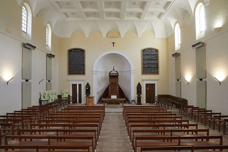 Présentation du mobilier du temple de protestants de Lourmarin