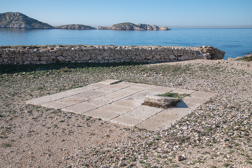 Détail de la plate-forme de la batterie de Mounine, emplacement de canon revêtu d'un dallage en pierre de taille