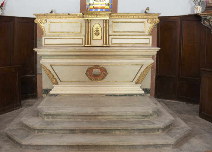 ensemble du maître-autel : autel, 2 gradins d'autel, tabernacle