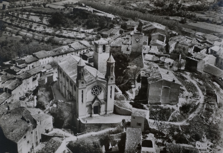 [Vue générale de l'église paroissiale de Rians et de ses abords.] Vers 1960.