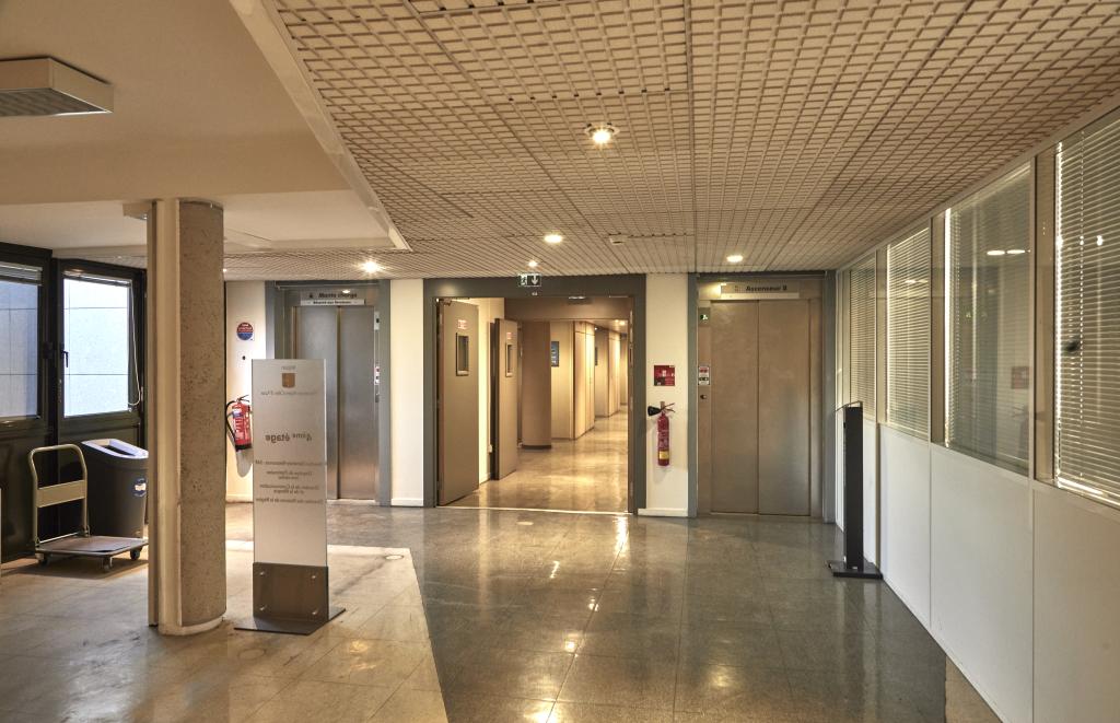 Bâtiment Echelle. Couloir avec ascenseurs situé au 4e étage.