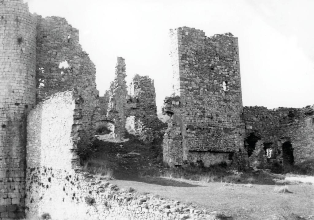 [Château de Bargème avant dégagement complet des vestiges, vue d'ensemble depuis l'est], [vers 1962].