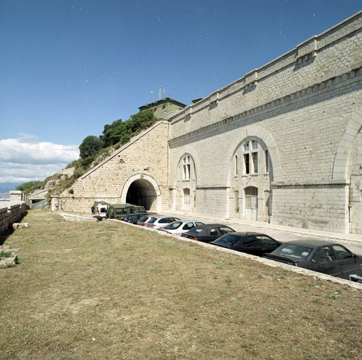 Façade monumentale des casernes casematées et tunnel de la porte de sortie, vus de la terrasse de la cour-passage.