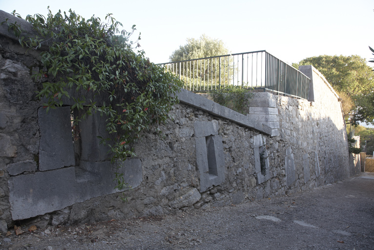 Mur d'enceinte crénelé d'origine du front de gorge ouest et mur de profil de la batterie de rupture. 