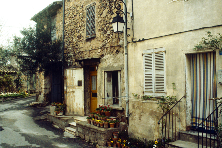 Impasse dans la rue Pasteur avec maisons et remises (parcelles 325 à 327). Façades. Vue prise du sud-ouest.