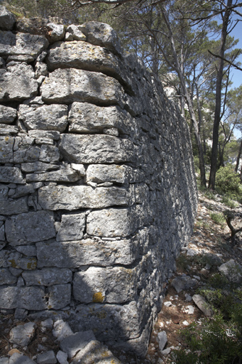 Ancien retranchement bas : détail d'un angle du revêtement de la terrasse polygonale de tête.