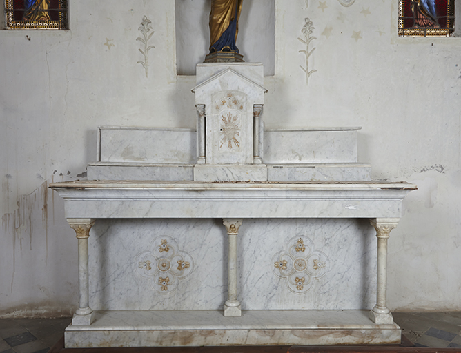 Ensemble de l'autel secondaire de la Vierge : degré d'autel, autel, tabernacle, deux gradins d'autel