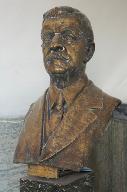 ensemble de 2 bustes sur piédouche (modèle en terre et bronze) d'Eugène Chabaury