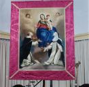 bannière de procession (n° 1), de la Vierge à l'Enfant remettant le rosaire à saint Dominique de Guzman et à sainte Catherine de Sienne