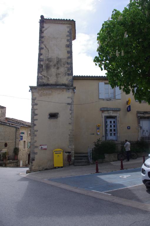 Mairie, fournil puis école, puis bureau de poste, actuellement salle d'exposition.