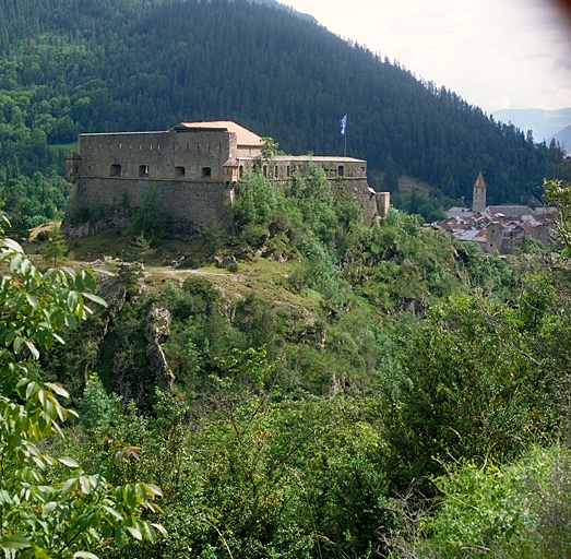 Ensemble vu du nord-ouest, de l'autre côté du Verdon.