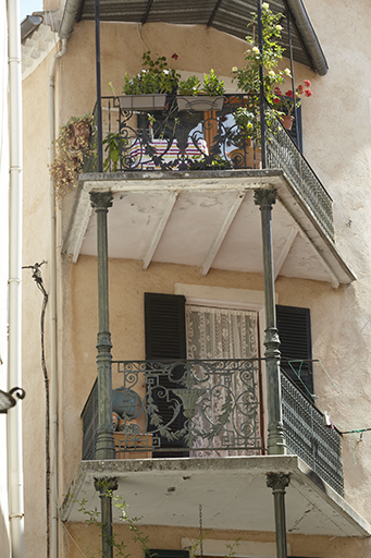 Les balcons-terrasses en extension sont soutenus par des poteaux en fonte de fer superposés.