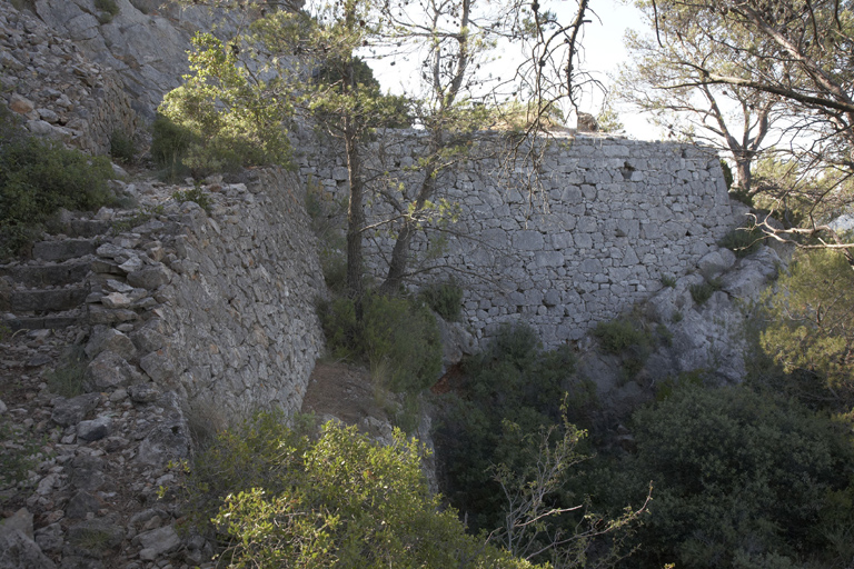 Retranchement, revêtement en pierre sèche du chemin de ronde et du flanc de la terrasse flanquante ouest.