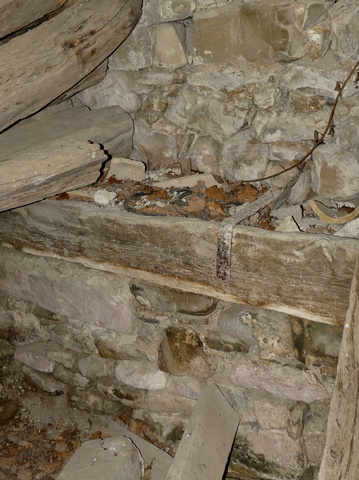 Bâtiment principal. Etage de soubassement, remise-étable. Mur nord, mangeoire.