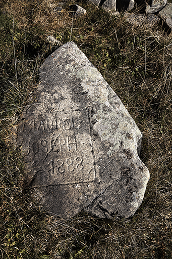 Pierre de berger gravée : "MAUREL/JOSEPH/1888" (cabane de Chalufy, Thorame-Basse).