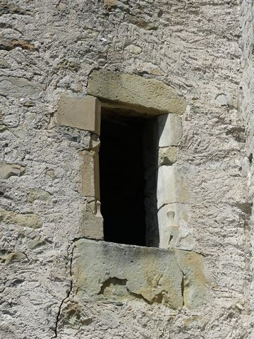 Pignon est, deuxième niveau. Baie à demi-croisée (mutilée) avec congés prismatiques.