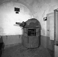 Locaux souterrains : tourelle de mitrailleuse par éléments modèle 35 récupérée près de la Colmiane et mise à l'abri dans l'ouvrage.