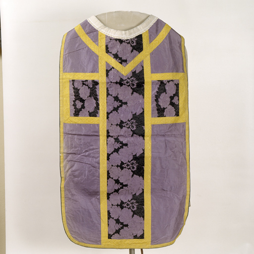ensemble de vêtements liturgiques : chasuble, étole, manipule, voile de calice (ornement violet)