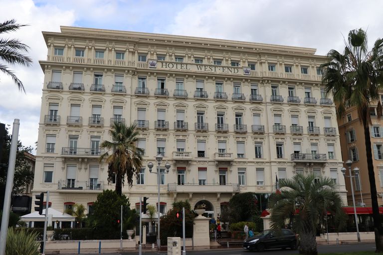 Hôtel de voyageurs dit successivement hôtel Victoria puis hôtel de Rome puis hôtel West-end