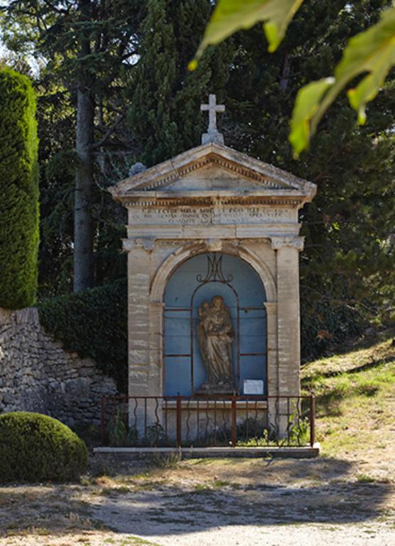 Oratoire de chemin et statue : la Vierge à l'Enfant