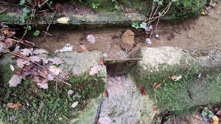 Quartier des Moulins. Batardeau permettant de dévier l'eau du vallon de l'Entrouos vers le canal du moulin. 