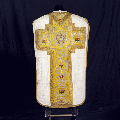 ensemble de vêtements liturgiques : chasuble, manipule, bourse de corporal, voile de calice (ornement blanc)
