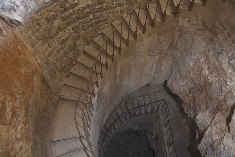 Puits d'accès à la galerie souterraine en caverne Est, vue plongeante sur l'escalier.