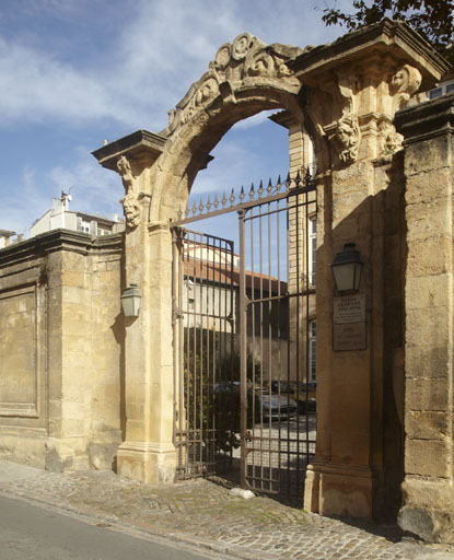 Hôtel de Réauville, puis de La Tour-d'Aigues, puis de Caumont, actuellement conservatoire de musique