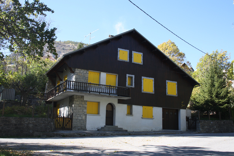 Maison de type chalet "revisité" en contrebas du quartier de Pied, occupant la parcelle 2020 AC 309.  Façade est sur la route départementale 2.