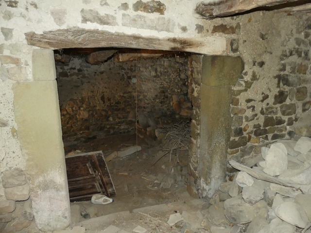Etage de soubassement, passage couvert. Mur sud, porte du cellier nord.