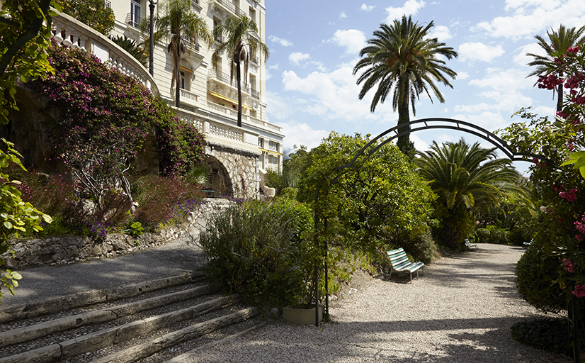 Escalier à décor de rocaille et allée.