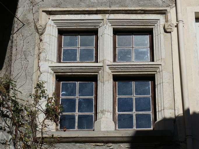 Fenêtre à croisée moulurée. Maison située rue des Deux-Tours au bourg de Ribiers.