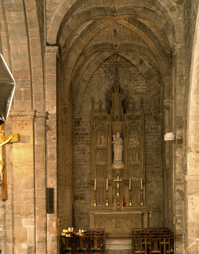 retable architecturé à niche de l'ensemble néo-gothique de la chapelle de la Vierge