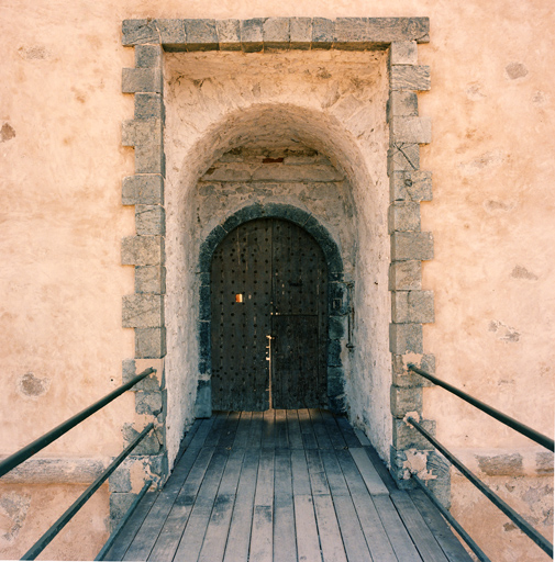 Donjon (1) : porte d'entrée, face extérieure avec tableau rectangulaire du pont-levis.