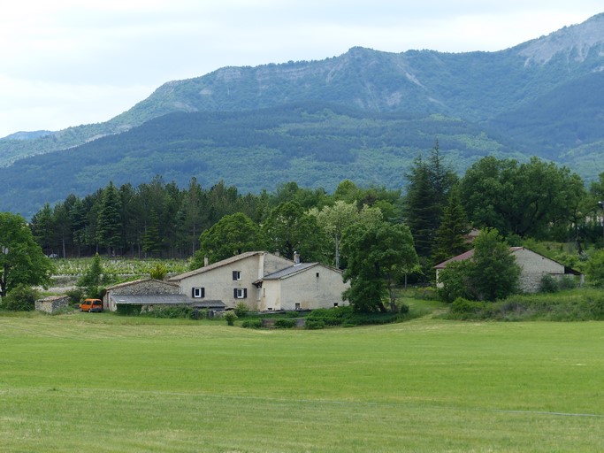 Vue d'ensemble de la ferme des Vignasses (Châteauneuf-de-Chabre).