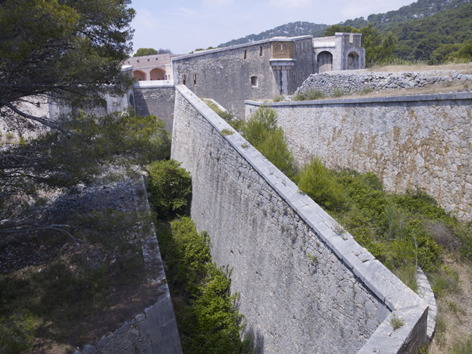 Enveloppe : fossé et revêtement sud de la caponnière (7) et de la batterie, vus de l'Est