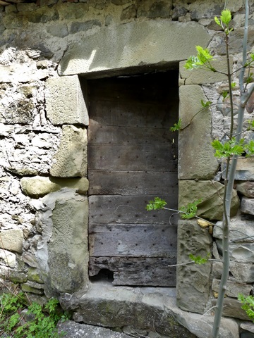 Encadrement en pierre de taille de grès, entrepôt agricole au bourg.