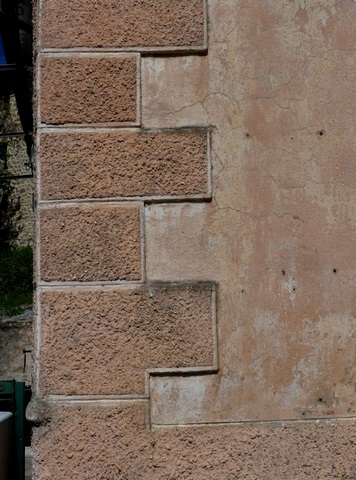 Bâtiment du logis. Chaîne d'angle sud-est, décor de fausse chaîne harpée en enduit façonné.