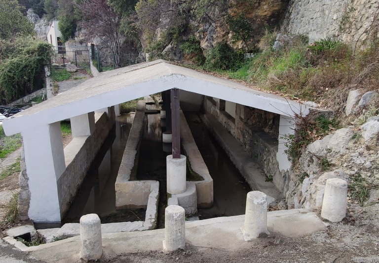 Lavoir de la Fontaine (2024 D 395). Vue d'ensemble prise de l'est.