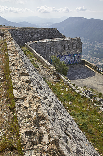 courtine du front de gorge et second flanc défensif crénelé casematé avec chemin de ronde et cavalier